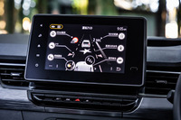 ADASについては今日のクルマに求められる機能を一通り完備。自動緊急ブレーキに、ストップ＆ゴー機能付きのアダプティブクルーズコントロール、車線維持支援機能、交通標識読み取り機能などが装備される。（写真：花村英典）