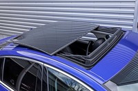 試乗車には、オプションのパノラミックグラスサンルーフ（21万9000円）が装備されていた。