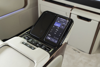 最新型ではスライドドアの開閉スイッチが天井からセンターアームレストに移された。スマートフォン型のリモコンを自分のスマートフォンと間違えて持ち出すことを防ぐためか、車外に持ち出すとアラートが表示される。