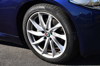タイヤサイズはフロントが225/45R18で、リアが255/40R18。テスト車は「ピレリ・チントゥラートP7」のランフラットタイヤを履いていた。