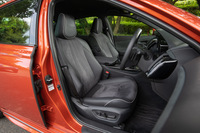 「2.0 RSアドバンス」に装備される、ヌバック調ファブリックの「ブランノーブ」と合成皮革のコンビシート。オプションで本革シートも用意されている。