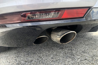 ちょいワル特急のマフラーは外側の1本が、なぜか奥に入っていた。前オーナーがバックした際、石などの突起物にマフラーをガツンと当てたからじゃないか？　と疑っていた。