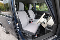 室内高は「スペーシア」の1410mmに対して1330mm。内装色は「ハイブリッドX」がライトグレー（写真）、その他のグレードがブラックとなる。