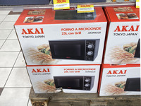 パレットの上に積まれたAKAIのオーブン電子レンジは69ユーロ。もはや創業の地という意味合いしかないのだが「TOKYO JAPAN」の文字が。2020年に撮影。