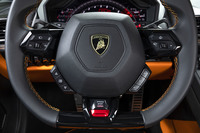 「ウラカンEVO」と同様に、「アニマ」と呼ばれるドライブモードセレクターをステアリングリムに配置。「ストラーダ」「スポーツ」「コルサ」という3つの走行モードが用意されている。