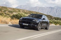 今回テストしたすべてのモデルに、オプションのリアアクスル・ステアリングが装着されていた。低速時には後輪を前輪と逆位相に、高速時には同位相に切ることでコーナリング性能を高めている。