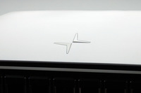 ポールスター（polestar）とは英語で「北極星」の意。車両には星をかたどったエンブレムが掲げられており、ボルボの名はない。