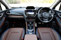 さまざまな台形や六角形の組み合わせでデザインされたインテリア。「フォレスター」では、エアコンの設定温度を手先のジェスチャーで調整できる機能を採用。ドライバーの視線移動を減らし安全な運転をサポートする。