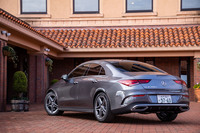 「MFA2」と呼ばれるプラットフォームを使用する、AMGを除くメルセデスの新世代FFモデル群の中で、最も車高が低く幅の広い「CLA」。先代モデルよりも全長が25mm、全幅が50mm拡大されている。