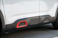 「C3」では指で押すとへこむほどのソフトな素材が採用されていた「エアバンプ」は、デザイン要素を残しつつもハードな樹脂素材へと変更されている。