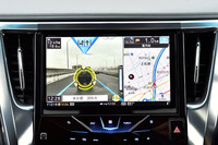 付属のカメラが前車を捉えて、ドライバーに安全な運転を支援する。