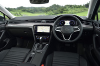 マイナーチェンジにあたり、デジタル化を推進したというコックピット。「パサートヴァリアントTSIエレガンス アドバンス」では、新デザインのステアリングホイールや、9.2インチのタッチ式大型モニターが目を引く。