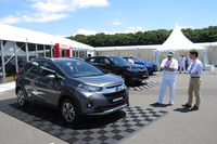 今回のイベントでは、地域ごとに投入されるドメスティックなモデルとグローバルモデルの双方を生かすという、ホンダの世界戦略についても語られた。写真は手前から、南米市場に投入される小型SUV「WR-V」と、中国向けの「アヴァンシア」、北米などで展開しているプレミアムブランド、アキュラの「MDX」。