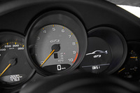 1万rpmまで刻まれたタコメーター。最高エンジン回転数は9000rpmで、レッドゾーンは8500rpmから。