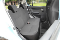 新型「ミラ イース」の前後乗員間距離は910mm。先代モデルより20mm短くなっているが、それでも大人4人がしっかり乗れる空間を確保している。