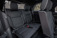 ライバル車に比べれば、3列目シートまわりの空間は広いといえるが、座面は床から約30cmの高さしかないため、ゆったりとした姿勢を取りづらい。