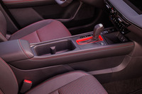 ワイヤレス充電システムが装備される、最上級グレード「キックスSR」のインテリア。ツートンカラーのステッチやシフトレバーの周囲に赤い差し色を用いるなどしてスポーティーに仕上げられている。