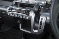 センタークラスターに備わる6段ATのシフトセレクター。ストレートゲート式で、スタート時などはうっかりすると「D」を通り越して「M」（手動変速モード）に入ってしまうので要注意。