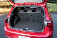 荷室容量は標準の「ゴルフ」と変わらぬ380リッター。後席背もたれをすべて倒すと1237リッターにまで拡大できる。