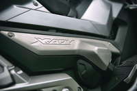 ボディー側面のロゴマーク。「X-ADV」は「エックス エーディーブイ」と読む。