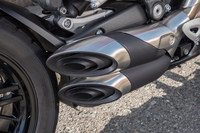 ブラッシュ仕上げのヒートシールドとエンドキャップが目を引くマフラー。右側2本、左側1本の3本出しで、スロットルを開けると深みのあるトリプルサウンドを放つ。