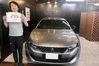 かくいう筆者もセダン（2018年式「プジョー508 GT BlueHDi」）のオーナー。写真は横浜のフランス車専門店MAMAで“運命の出会い”をしたときのもの。