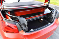 「ラゲッジルームセパレーター」を下ろしてルーフを収納した状態のトランクルーム。写真のように、荷物を載せる空間はごくわずか。