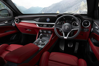 「スポーツパッケージ」モデルのインストゥルメントパネル。