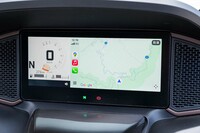 10.25インチのタッチスクリーンは携帯端末のペアリングに対応。2025年モデルでは車両にGPSモジュールが追加され、ナビアプリ使用時の自車位置測位の精度が向上した。