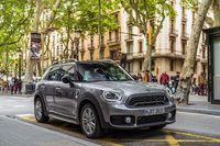 パワープラントのレイアウトからも分かるとおり「MINIクーパーS EクロスオーバーALL4」は、ガソリン走行時は前輪駆動、EV走行時は後輪駆動、ハイブリッド走行時は4WDでの走行となる。