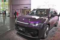 「C10」のストレッチ版で全長4.9m級の「C16」。当初、欧州には投入されないものの、参考出品されていた。