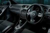 初代「ゴルフGTI」のシフトノブをモチーフにしたシフトレバー。