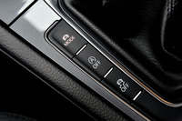 ドライビングプロファイル機能（MODEボタンで切り替える）には通常の「ノーマル」「エコ」「スポーツ」「カスタム」に加え、ベース車にはない「オフロード」モードが追加されている。