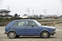 『フォルクスワーゲン・ゴルフ』
“ビートル”こと「フォルクスワーゲン・タイプ1」に代わるモデルとして、1974年にデビューした。横置きエンジンで前輪を駆動するハッチバックという実用的なパッケージングで世界的にヒットし、小型車のベンチマークとなった。