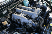 前期モデルに搭載されていた1.6リッター直4 DOHCエンジン。1993年のマイナーチェンジ時に1.8リッターに取って代わられたが、2代目のデビューと同時に下位グレードのエンジンとして復活を遂げた。
    