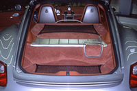 ボクスターではタワーバーに遮られていた空間が、ケイマンSでは荷室に。（写真＝CAR GRAPHIC）