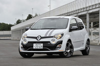 マイナーチェンジにより外観が大きく変わった「トゥインゴ ゴルディーニ ルノースポール」。写真のボディーカラーは今回新たに加わった「ブラン グラシエ」で、グレーのストライプが組み合わされる。