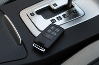 今回の特別仕様車には、「キーレスドライブ」機能のほか、車載心拍センサーからの信号やロックの有無、アラームの作動状況などセキュリティ情報をオーナーに伝える「PCC」（パーソナル・カー・コミュニケーター）機能も備わる。