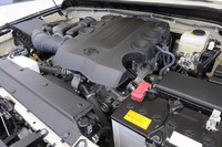 「FJクルーザー」のエンジンルーム。