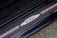 サイドシルに「ジョンクーパーワークス」のエンブレム。