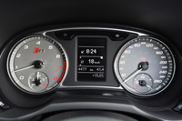 「Sモデル」専用の、ダークグレーのメーター。速度計（右側）のメータースケールは、280km/hまで。