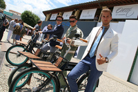 中庭で。2017年春夏のトレンドカラーはターコイズブルー。よく見れば、自転車用のホイールも。