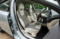 今回新たに採用された「シティウィーブ」と呼ばれるテキスタイルシート。コンセプトカー「コンセプト・エステート」の内装をモチーフにしたという表皮の模様が特徴で、「モメンタム」に設定される。