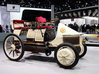 世界初のハイブリッドカー「ポルシェ Semper Vivus」の復刻版。