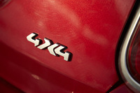 四輪駆動の「クロスプラス」を表す「4×4」のロゴ。