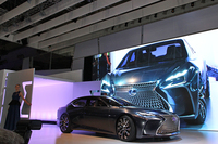 ステージ下手に置かれたボックスから自走して登場した「レクサスLF-FC」。