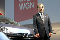 本田技研工業の福井威夫社長。「専用の低床低重心プラットフォームを採用し、ホンダの先進的パッケージング技術を活かした、ホンダらしいクルマに仕上がった」とコメントした。