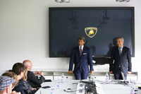 ランボルギーニのステファン・ヴィンケルマン社長（モニターの前に立つ、向かって左側の人物）と、同社の研究開発部門を率いるマウリツィオ・レッジャーニ氏（右側）。