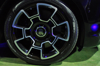 ブラックとシルバーのツートンカラー仕上げが目を引くアルミホイール。