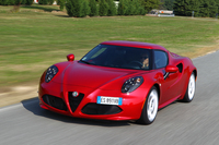 車重（乾燥重量）は895kg。静的な重量配分は前輪40：後輪60と発表されている。